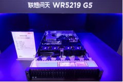 <b>AK1-25沉载双臂人形机械人正稳稳举起50公斤哑铃</b>